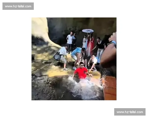 3 岁弟弟玩耍时推哥哥落水,幸水沟浅未受伤 3 岁弟弟玩耍时推哥哥落水,幸水沟浅未受伤